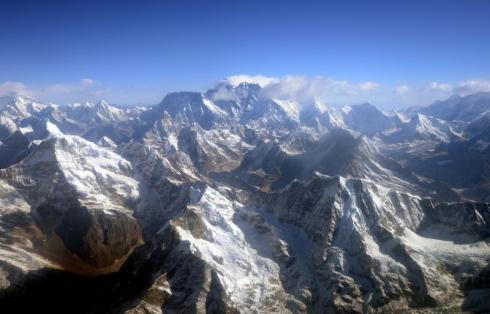 世界第一高峰珠穆朗瑪峰（中）（Prakash MATHEMA/AFP）~相片取自大紀元