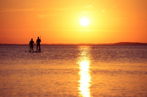 相片取自大紀元 ~德國北部呂根島,一對夫婦在夕陽籠罩下的波羅的海中盪舟。~